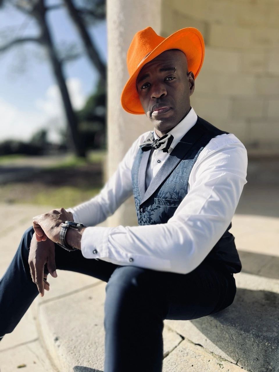 Stéphane LAURENT en smoking noir jacquard tenant un chapeau beige, dans la rotonde de marbre — séance photo Monsieur Stéphane Laurent Ultra Couture Paris 2026